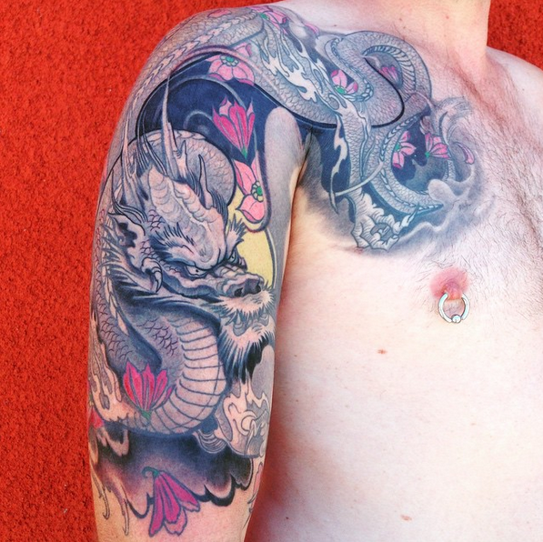 Rigth shoulder blur dragon men tattoo