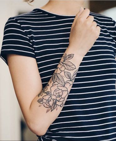 Delicate Black Outline Tattoo On The Right Forearm