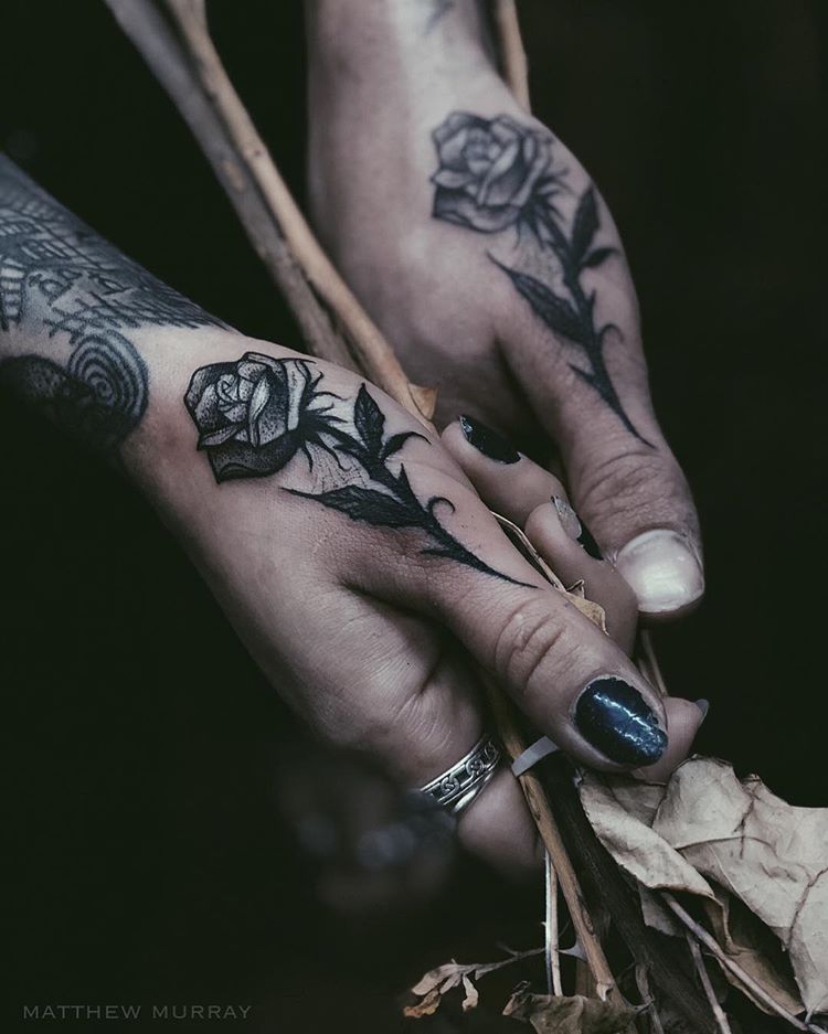 33 Beautiful Rose Finger Tattoos