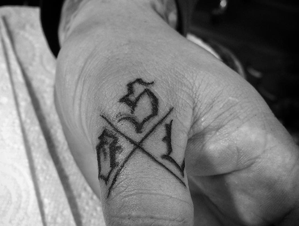 do finger tattoo fade