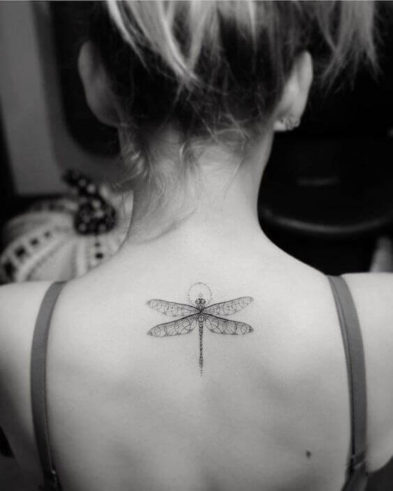 Tatuaje de libélula en la espalda de la chica
