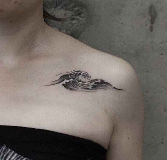 women wave tatooo on shoulder