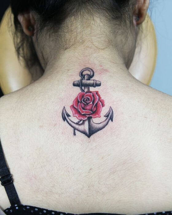 Anchor with red rose on the women back (1)