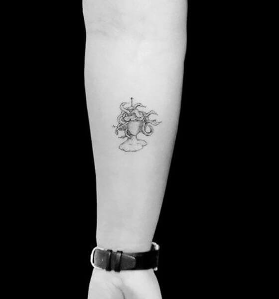 Update 81+ medusa tattoo minimalist latest - thtantai2