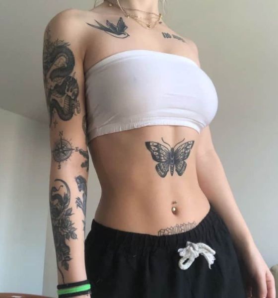 Linda tatuagem de borboleta embaixo do peito