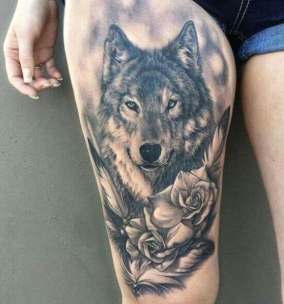 Tatuagem de lobo feroz na coxa