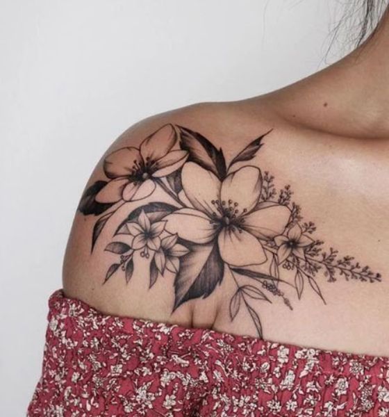 Desenho de tatuagem de flor no ombro de mulher