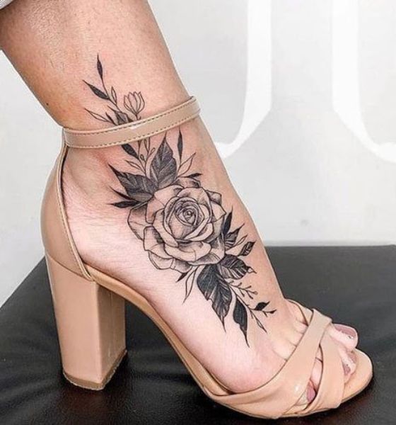 Lindo desenho de tatuagem de rosa no tornozelo