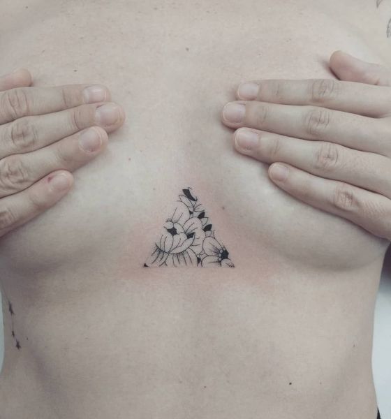 Tatuagem minimalista no esterno para mulheres