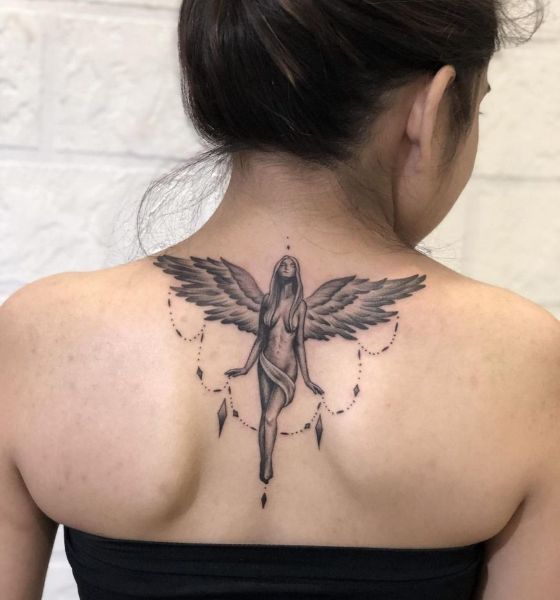 Design de tatuagem de ângulo mais atraente nas costas da mulher