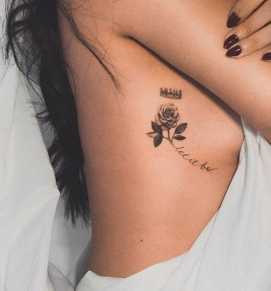 tatuagem de rosa na costela