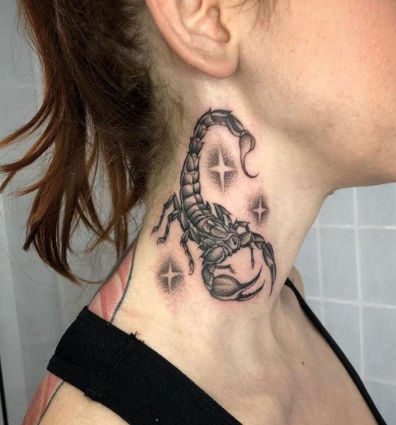 Desenhos de tatuagem de escorpião no pescoço de mulher