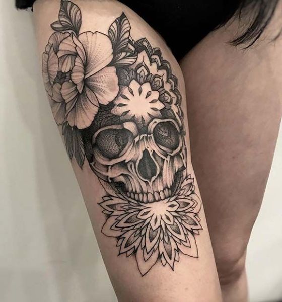 Desenho de tatuagem de caveira na coxa