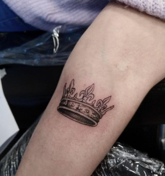 Geometric Queens Crown Tattoo Idea  BlackInk