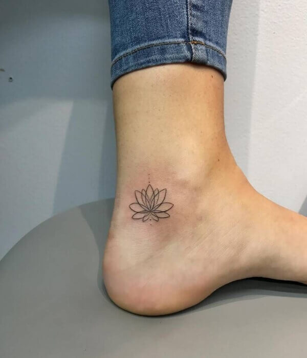 Fine line tattoo with lotus on Hand 