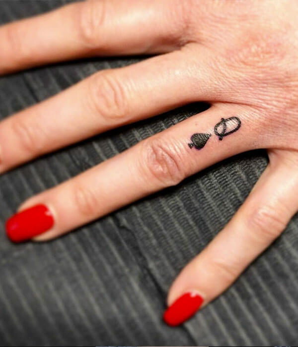 Queen-Of-Hearts-Tattoo-On-Finger