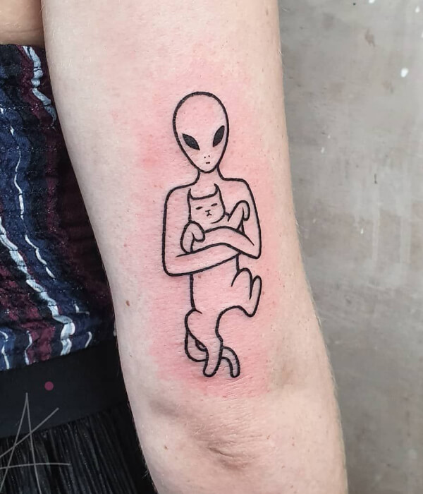 Alien with cat tattoo