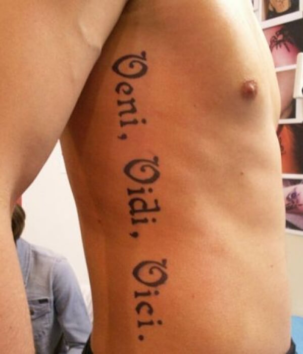 Side tattoo saying Veni vidi vici on Teresa.