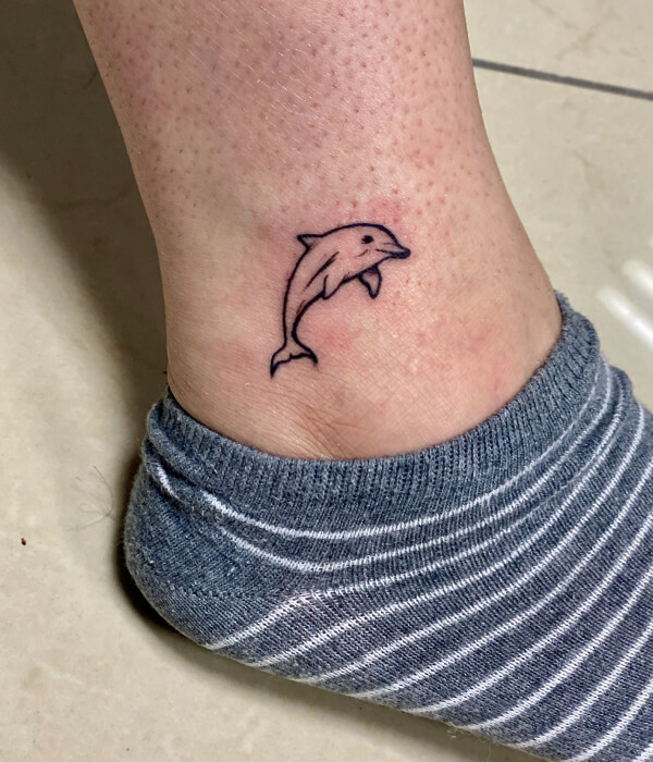 Mini dolphin tattoo designs for women