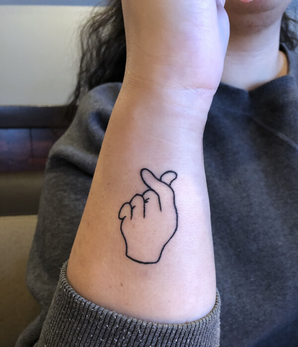 Simple Crossed Finger Tattoo design