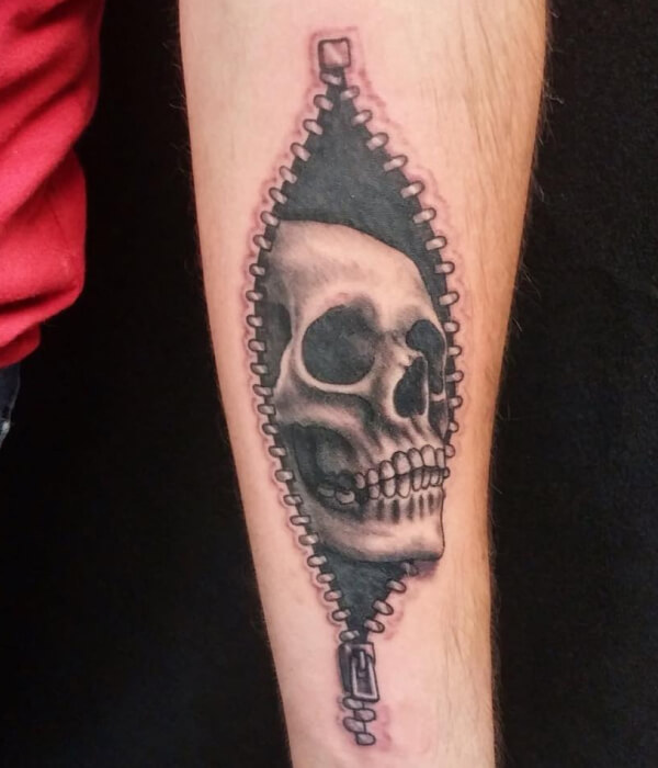 Gray skulls in zipper tattoo