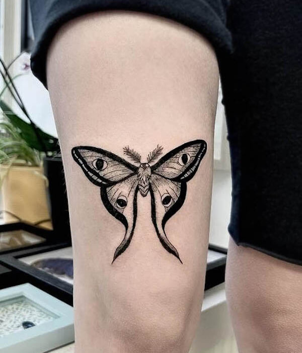 Fineline Moth Feminine Knee Tattoo