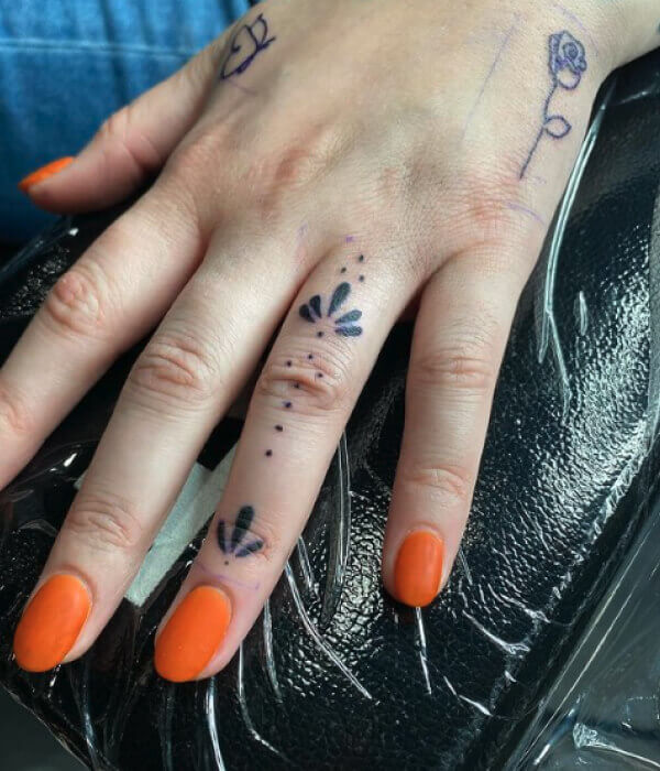 EXPECTED TATTOO TREND 2025 Minimalist Finger Tattoos - Trending Tattoo TATTOO-TREND-2025-Minimalist-Finger-Tattoos