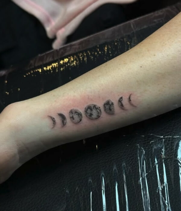 Minimalist Moon Phase Tattoo - Trending Tattoo Minimalist-Moon-Phase-Tattoo