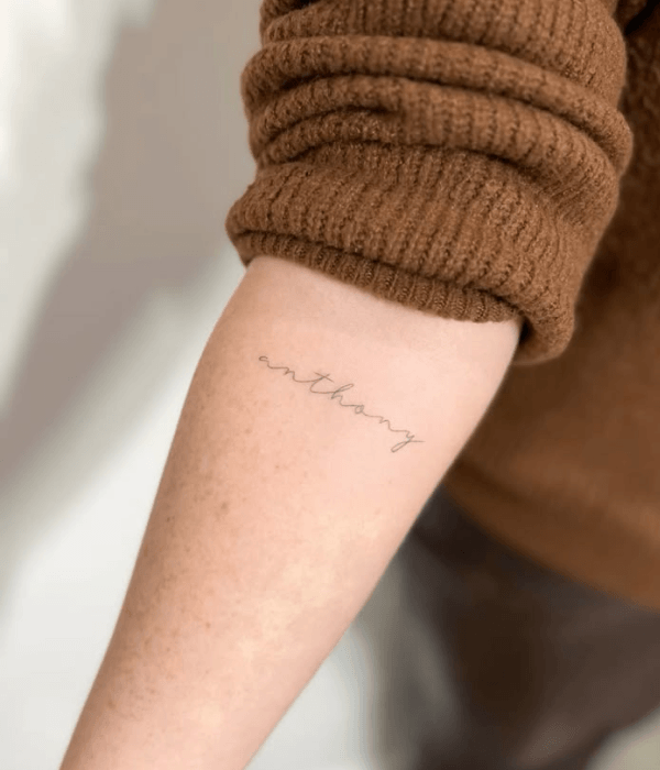 Minimalist-Fine-Line-Name-Tattoo